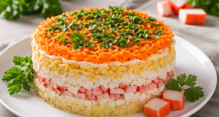 Минимум усилий к 8 Марта: салат "Марфушка" собирается слоями и выглядит празднично - натерла и уложила в тарелку