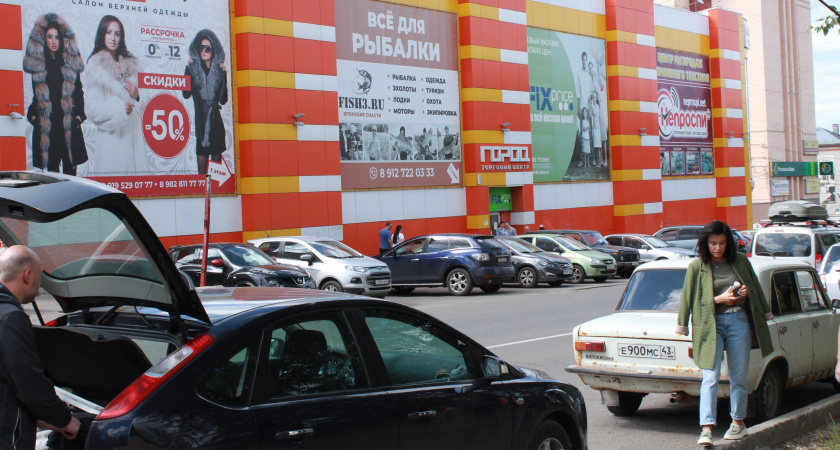 Стук в стекло на парковке - стоит гаишник, требует документы: должен ли водитель предъявлять права, если двигатель заглушен