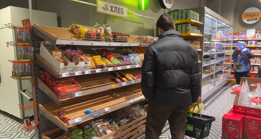 Почему хлеб из магазина теперь такой: как вата и весь крошится - технолог-пищевик объяснил причину