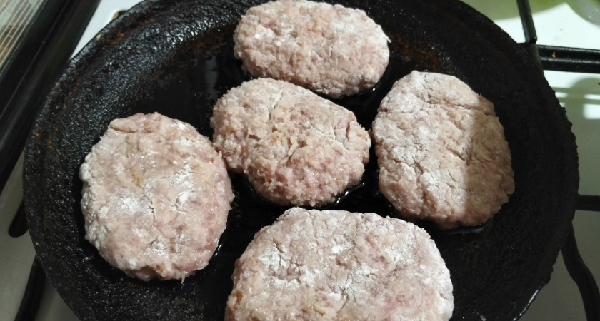 Лью кефир прямо в фарш и жарю котлеты: выходят нежнее облака - без хлеба и молока