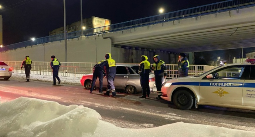 В ГАИ объяснили: должен ли водитель выходить к инспектору, когда его остановили - или можно просто опустить окно