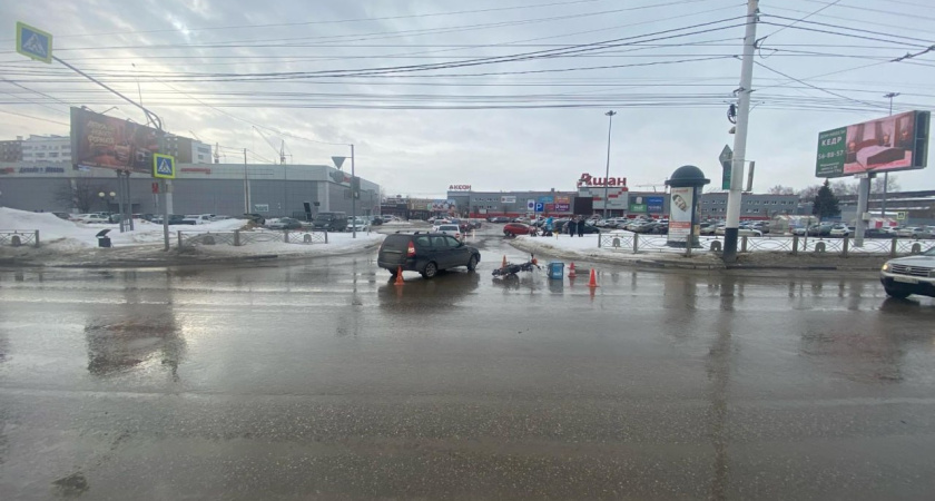 В центре города водитель "Лады Приоры" при повороте сбил электровелосипедиста