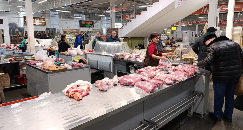 Бывший мясник раскрыл 3 способа, как покупателей обманывают на рынке: он и сам так делал