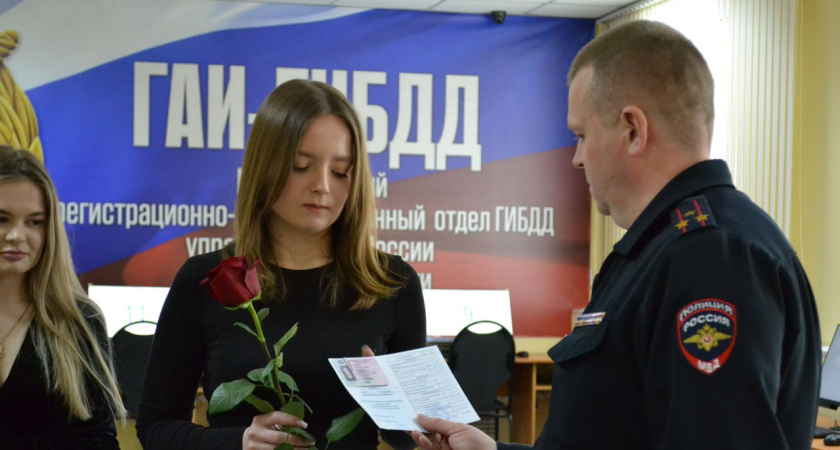 В Тамбовской области автоинспекторы поздравили женщин с наступающим 8 Марта при выдаче водительских прав