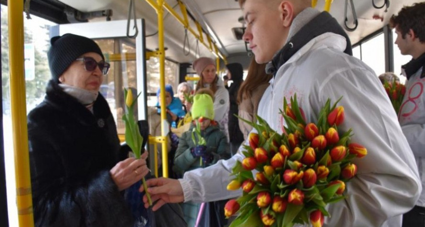 Тамбовских женщин поздравили в честь 8 Марта в маршрутке № 1