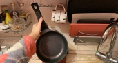Не для крючка: вот зачем на самом деле нужна дырка в ручке сковороды — мало кто знает и пользуется
