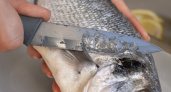 Опытные мастера чистят рыбу от чешуи за считанные секунды: запомнила раз и навсегда, и теперь бед не знаю