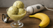 Взбиваю банан и еще 1 фрукт — спустя минуту готово вкусное мороженое: идеальный десерт в жару