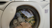Опытные хозяйки всегда закидывают в барабан стиралки колпачок от геля: оказывается, этот способ помогает сэкономить деньги