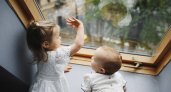 Родителям напомнили о простых мерах, которые спасают детей от падений из окон