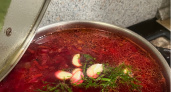 Как варят настоящий борщ, а не бульон из свеклы: нашла рецепт в книге 1952 года. Есть 2 тонкости: от них зависит вкус и рубиновый цвет