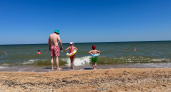 Купаться нельзя, все сидят на берегу: Азовское море преподнесло неприятный сюрприз отдыхающим