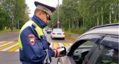 Остановил инспектор ГАИ? Никогда не доставайте документы первым! Вот как правильно себя вести и избежать штрафа