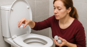 Опытные хозяйки в унитаз кладут шарики из фольги: решает надоевшую проблему на раз-два