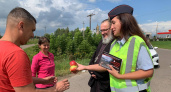 В Мичуринском округе инспекторы ГИБДД и священник поздравили водителей с Яблочным спасом