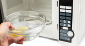 Не вздумайте ставить в микроволновку эти предметы: прибор вспыхнет за секунду