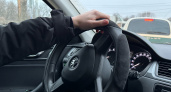 Двумя руками или одной? Как безопаснее всего держать руль, и почему не у всех получается это делать — советы экспертов