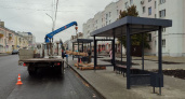 На улице Октябрьской в Тамбове устанавливают новые современные остановочные павильоны