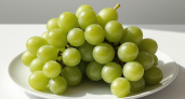 Гигантский "пластиковый" зеленый виноград появился в "Магните": что это за фрукт и не опасно ли его есть?