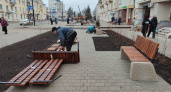 Благоустройство на улице Октябрьской выходит на финальную стадию: началась установка городской мебели