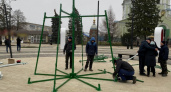 В Рассказове начали устанавливать новогоднюю ёлку на обновлённой площади Ленина