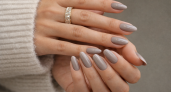 В такой цвет ногти красят только богатые модницы и иконы стиля: он будет в тренде зимой 2026