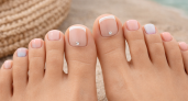 Нюд, градиент и деликатный блеск: такой педикюр станет главным трендом весны-2026 - модницам на заметку