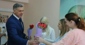 Глава администрации Уварово пришел с тюльпанами в роддом