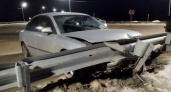 В Петровском округе водитель Volkswagen выехал на встречную полосу и врезался в дорожное ограждение