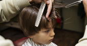 Без родителей в парикмахерскую не пустят: в России утвердили ГОСТ на стрижки и бьюти-процедуры для детей
