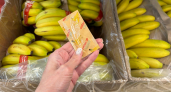Вот зачем продавцы "Магнитов" и "Пятёрочек" выуживают из коробок с бананами и забирают себе непонятные маленькие пакетики