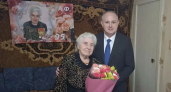 Максим Косенков поздравил с 95-летием ветерана труда и труженицу тыла Анастасию Чуксину