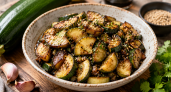 Самый вкусный гарнир из кабачков: с чесноком, соевым соусом и кунжутом — напоминает жареные лесные грибы