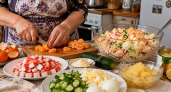 Заменила кукурузу в "крабовом" салате на этот продукт — гости решили, что готовил шеф-повар: удачный рецепт на любой праздник