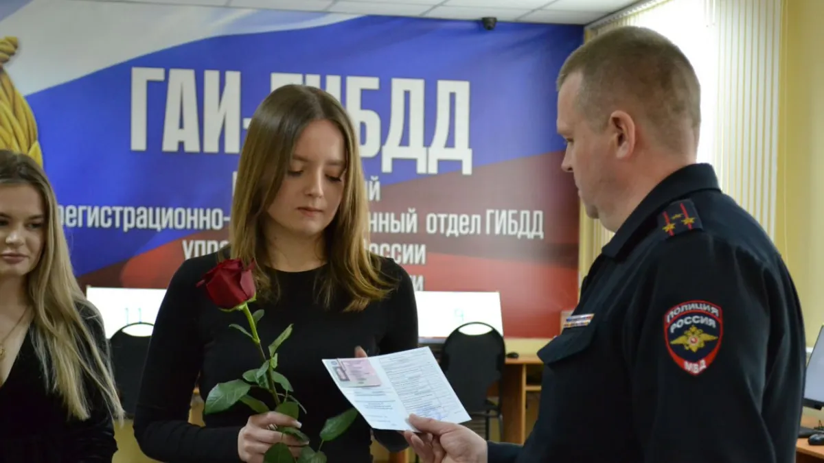 В Тамбовской области автоинспекторы поздравили женщин с наступающим 8 Марта при выдаче водительских прав
