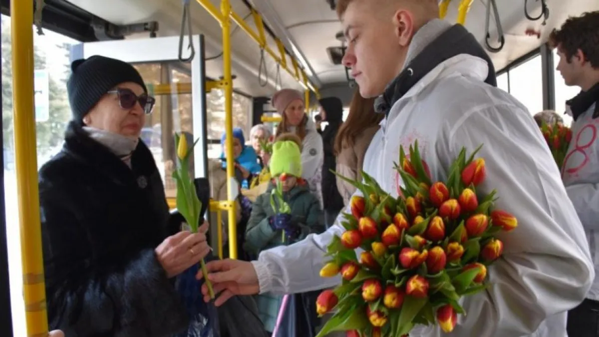 Тамбовских женщин поздравили в честь 8 Марта в маршрутке № 1