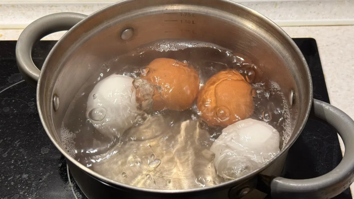 Как варить яйца, чтобы скорлупа при чистке отлетала сама: хитрость с научным подходом