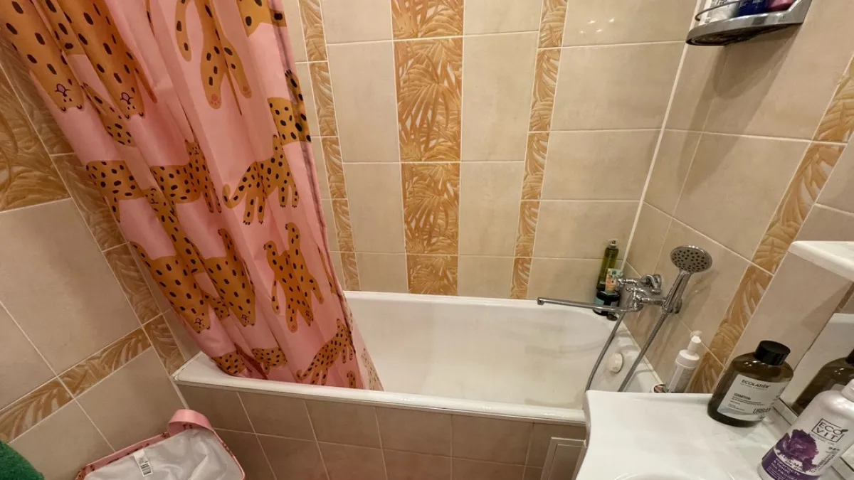 Шторки для ванной уже никто не вешает: теперь все выбирают этот вариант - в разы красивее и практичнее