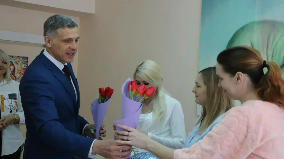 Глава администрации Уварово пришел с тюльпанами в роддом