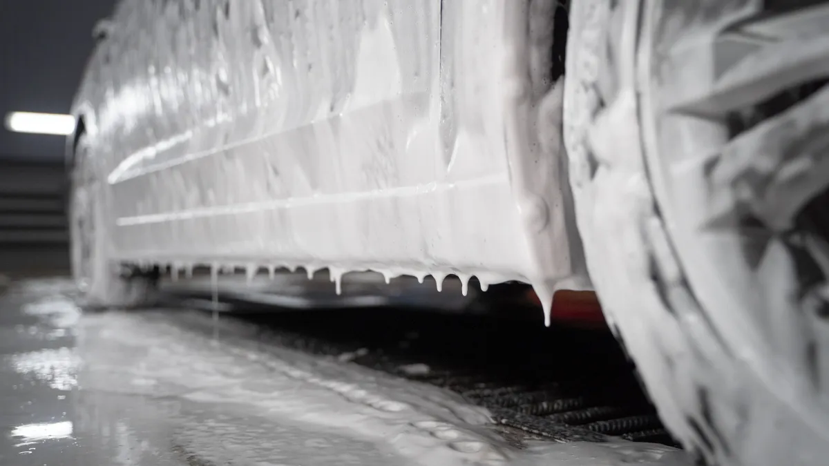 Почему большинство водителей моют машину неправильно: 5 ошибок на мойке, из-за которых портится покрытие авто