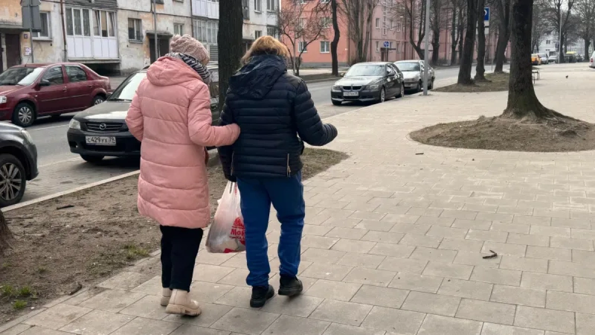 Надо ли перевозить пожилых родителей к себе: плюсы, риски и опыт разных семей