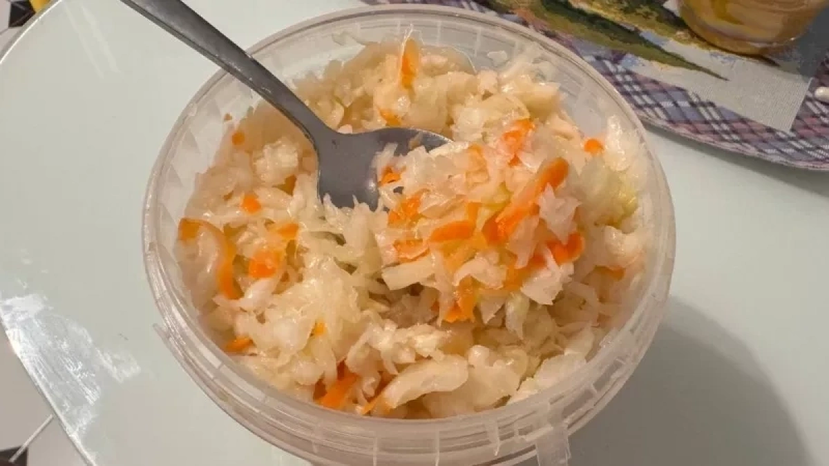 Раньше ждали неделю, теперь хватает 24 часов: простой способ приготовить хрустящую капусту - идеальная закуска на скорую руку