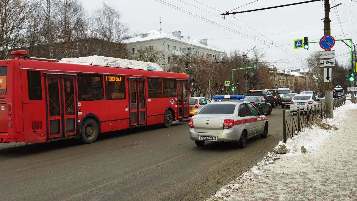С марта в автошколах будущих водителей готовят по-новому: теория и практика изменились