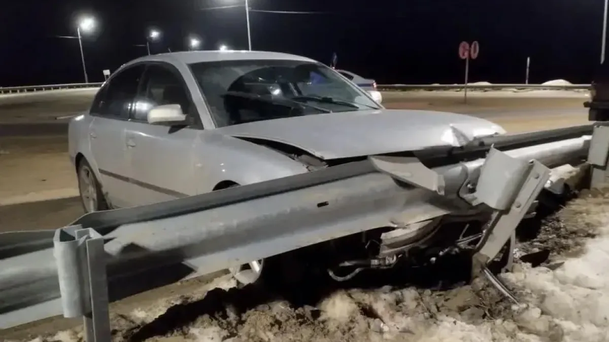 В Петровском округе водитель Volkswagen выехал на встречную полосу и врезался в дорожное ограждение