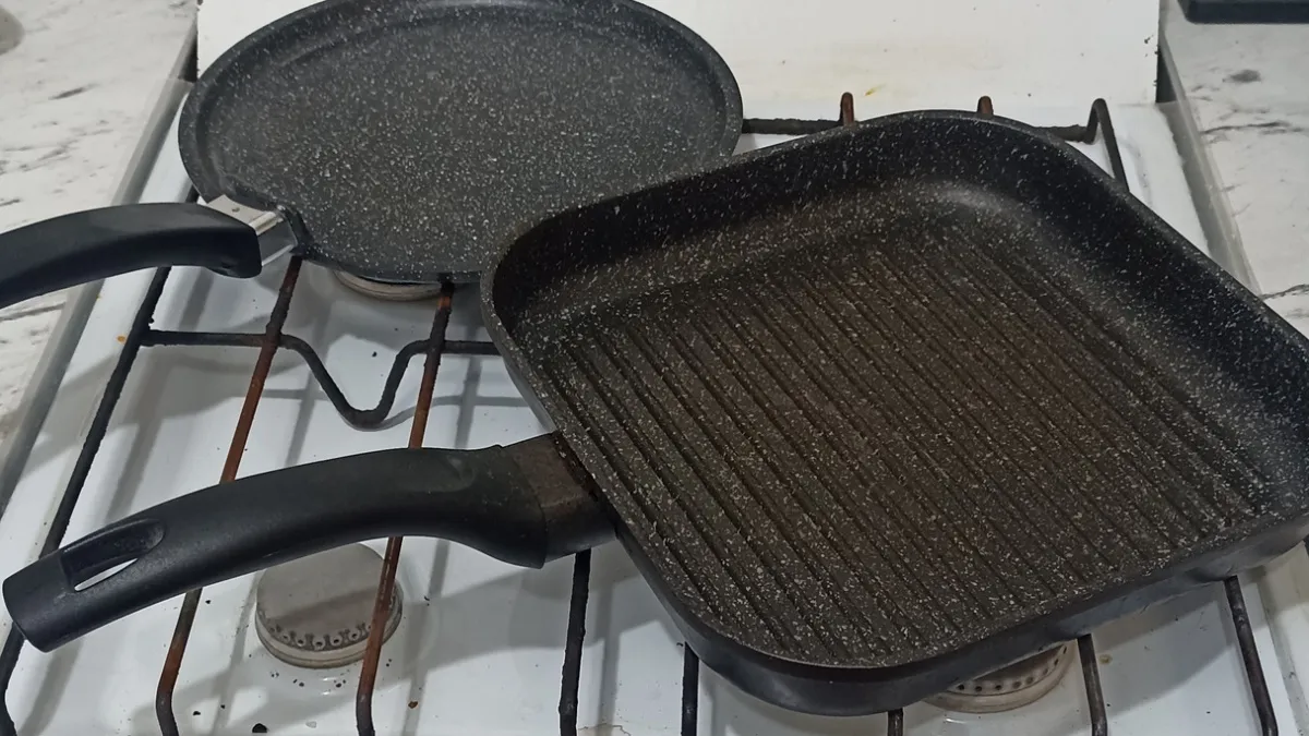 Не для крючка: зачем на самом деле делают дырку на ручке сковороды — знают лишь немногие