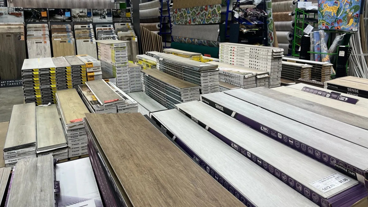 Ламинат отправьте на свалку: теперь модно стелить этот дешевый материал — получается пол, как с подогревом