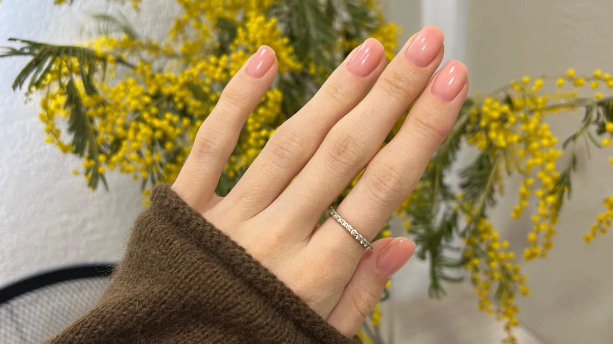 Маникюр весны 2026: лавандовый, сочный лайм, дерзкий черный и еще 6 трендовых цветов этого сезона