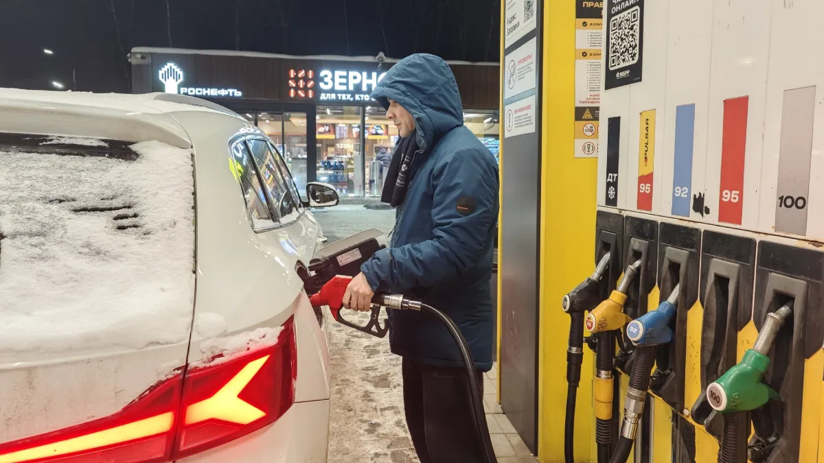 Зачем на заправке некоторые водители поднимают и трясут шланг: какой в этом смысл - и стоит ли так делать