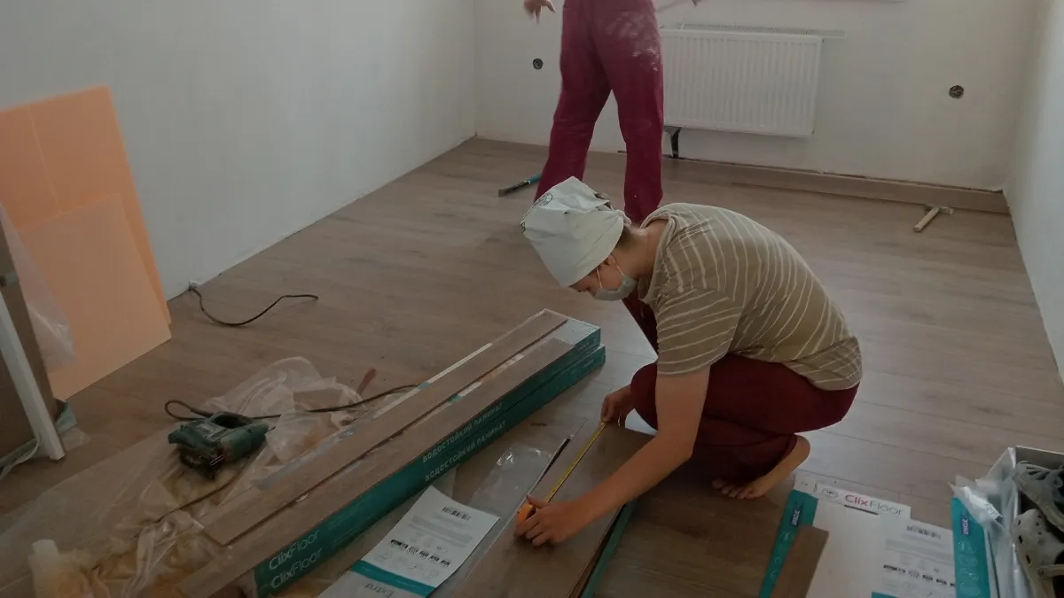 Вдоль или поперек: как на самом деле правильно укладывать ламинат в комнате - запомните раз и навсегда