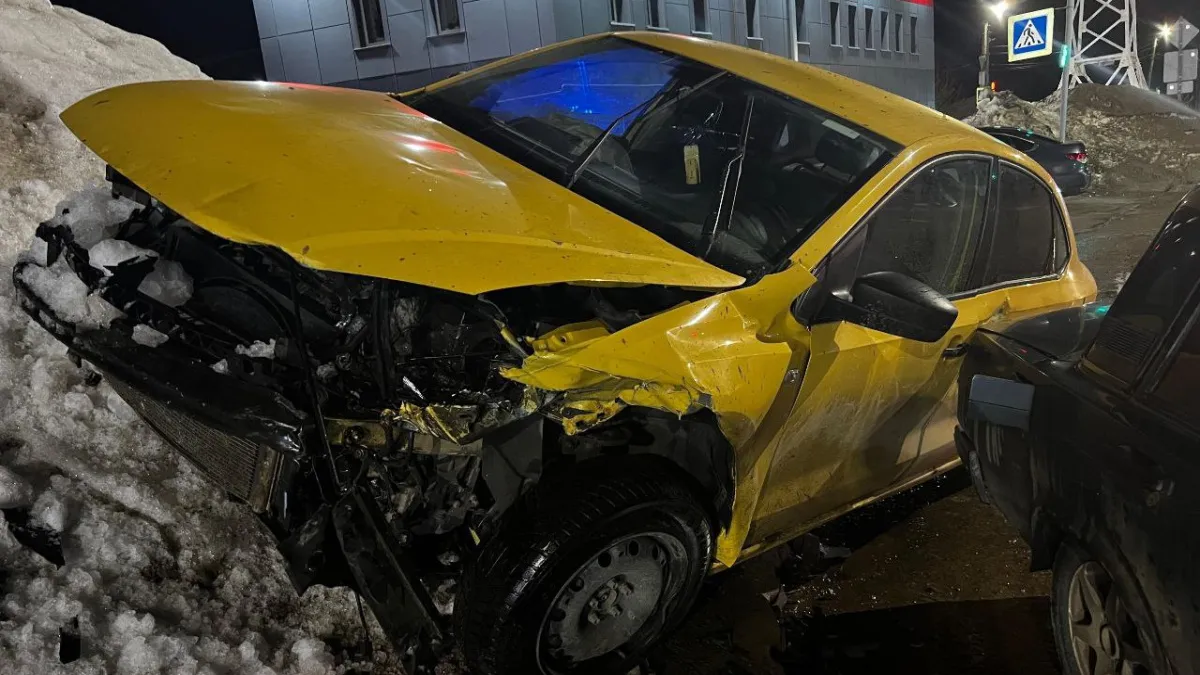 В Тамбове на улице Гагарина столкнулись "семерка" и Volkswagen Polo